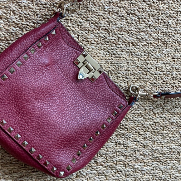 VALENTINO. Valentino Garavani Rockstud Small leather shoulder bag. Rosso. - Picture 16 of 16